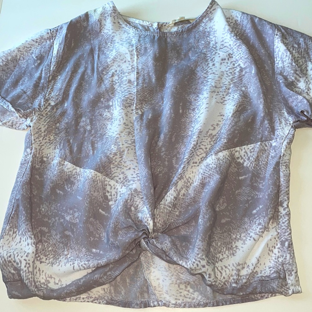 Women’s top with twist